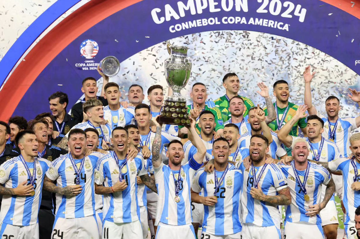 VIDEO: Obrovský škandál futbalistov Argentíny. Po triumfe na Copa América rasisticky urážali Francúzov