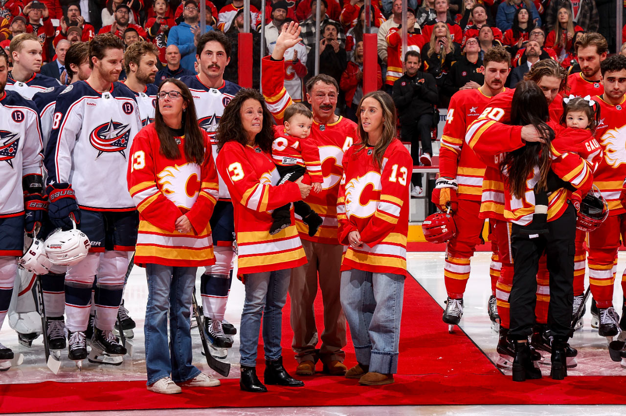 VIDEO: Emotívny moment v Calgary. Celá rodina Johnnyho Gaudreaua prišla na úvodné buly