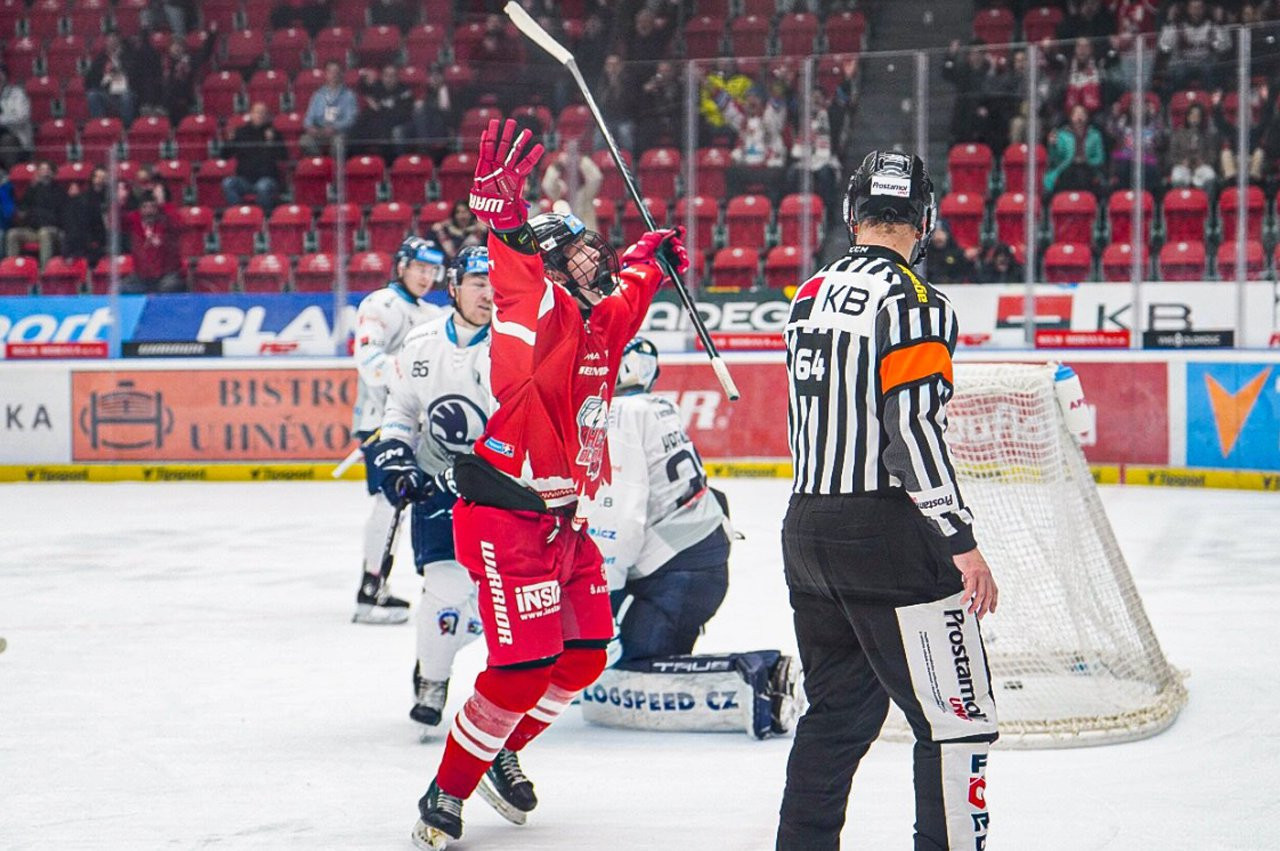 VIDEO: 16-ročný Slovák nastúpil v českej extralige. Pri debute strelil premiérový gól!