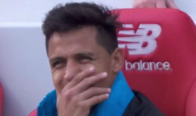 Alexis Sánchez požiadal o prestup z Arsenalu. Pri hanebnej prehre s Liverpoolom sa na striedačke smial z výsledku! (VIDEO)