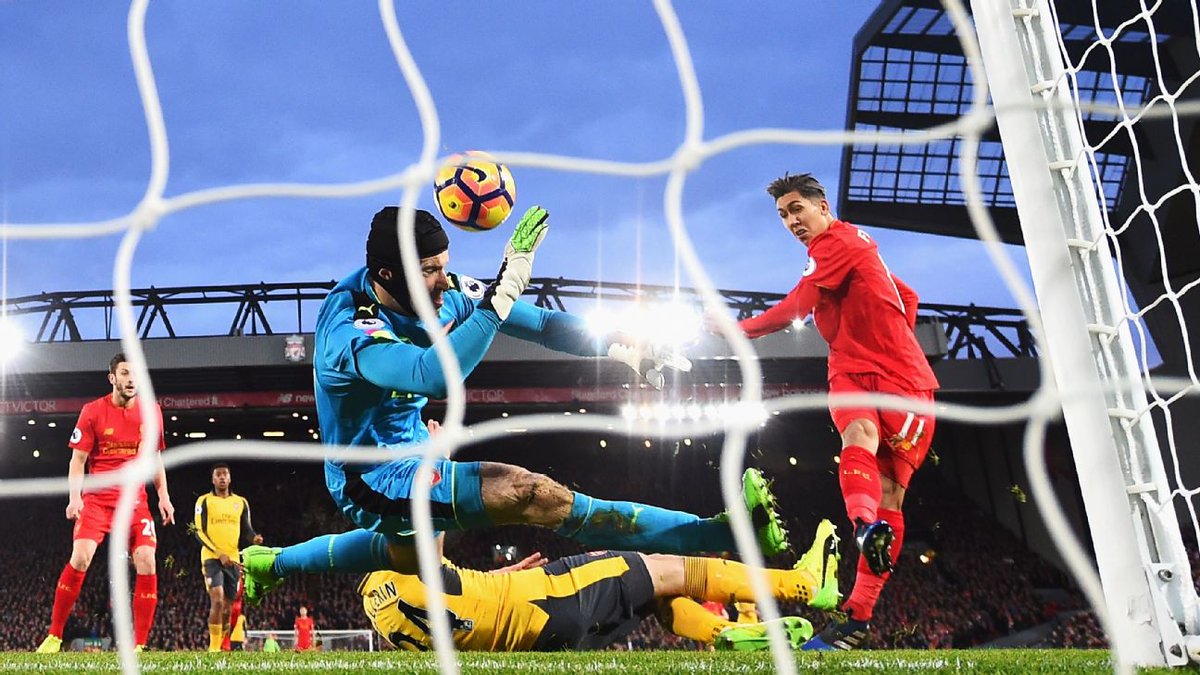 Liverpool v šlágri Premier League doma porazil Arsenal 3:1 (Zostrih)