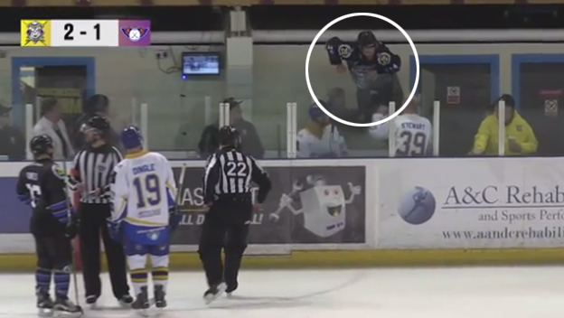 Vylúčený hokejista namiesto odchodu do šatne napadol súpera na trestnej lavici! (VIDEO)