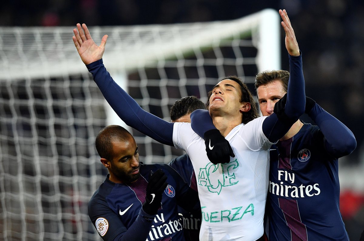 Edinson Cavani dostal žltú kartu, keď v tričku na podporu Chapecoense oslavoval svoj gól! (VIDEO)