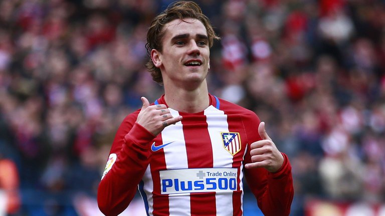 Antoine Griezmann nakoniec mení plány a do United nejde. Nechce totiž oslabiť Atletico, ktoré do roku 2018 nemôže kupovať hráčov!