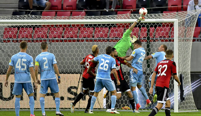 Ani fanúšikovia Trnavy neboli v derby neviniatka. Mladý brankár Slovana šokuje: Hádzali po mne niekoľko nožíkov!