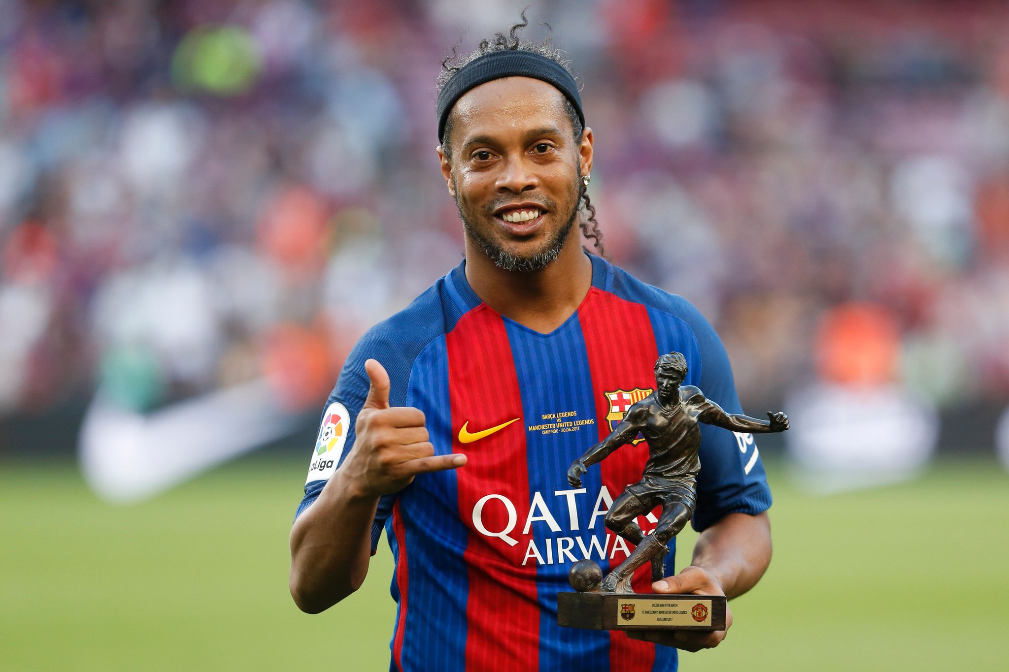 Ronaldinho znovu v drese Barcelony. Pozrite si jeho úchvatný zostrih počas včerajšieho zápasu proti legendám Manchestru United! (VIDEO)