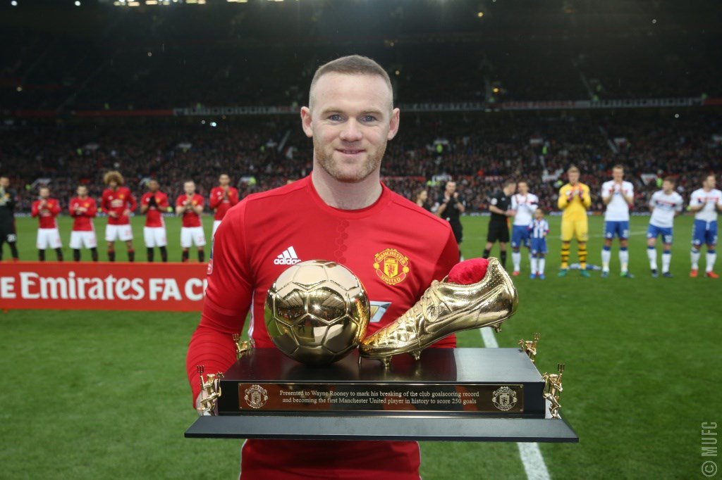 Wayne Rooney oficiálne legendou United: Bobby Charlton mu pred zápasom odovzdal trofej pre najlepšieho strelca histórie klubu! (VIDEO)